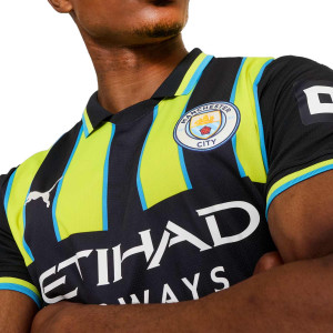 /7/7/775086-02-16RDRG.A_camiseta-puma-2a-manchester-city-rodrigo-24-25-color-azul-y-amarillo_3_detalle-cuello-y-pecho-con-escudo.jpg