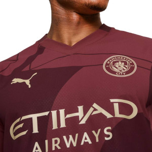 /7/7/775096-03_camiseta-puma-3a-manchester-city-autentica-2024-2025--color-rojo_3_detalle-cuello-y-pecho-con-escudo.jpg