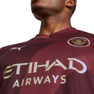 /7/7/775201-03-10GRLSH.A_camiseta-puma-3a-manchester-city-grealish-2024-2025-pl--color-rojo_3_detalle-cuello-y-pecho-con-escudo.jpg
