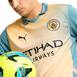 /7/7/775202-04_camiseta-puma-4a-manchester-city-2024-2025-color-blanco-y-azul_3_detalle-cuello-y-pecho-con-escudo.jpg