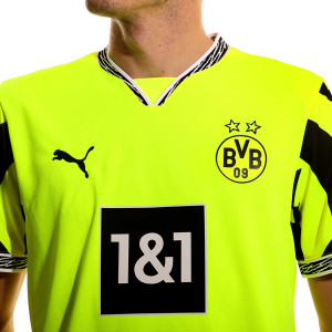 /7/7/775350-04_camiseta-puma-anniversary-bvb-24-25-color-amarillo_3_detalles-cuello-y-escudo.jpg
