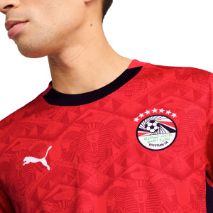 /7/7/777132-01_camiseta-puma-egipto-2025-color-rojo_3_detalle-cuello-y-pecho-con-escudo.jpg