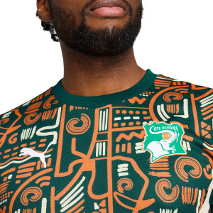 /7/7/777218-04_camiseta-puma-costa-marfil-pre-match-color-verde-y-naranja_3_detalle-cuello-y-pecho.jpg