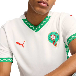 /7/7/777706-02_camiseta-puma-2a-marruecos-2025-color-blanco_3_detalle-cuello-y-pecho-con-escudo.jpg