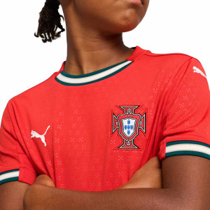 /7/7/779193-01_camiseta-puma-portugal-nino-2025-color-rojo_3_detalle-cuello-y-pecho-con-escudo.jpg