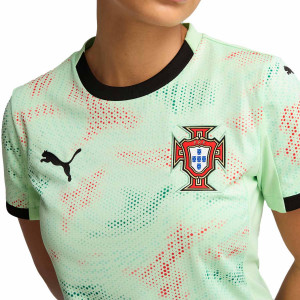 /7/7/779211-05_camiseta-puma-2a-portugal-femenino-2025-color-verde_3_detalle-cuello-y-pecho-con-escudo.jpg