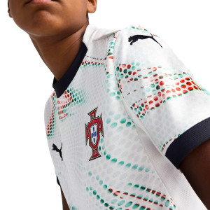 /7/7/779212-04_camiseta-puma-2a-portugal-nino-2025-color-blanco_3_detalle-cuello-y-pecho-con-escudo.jpg