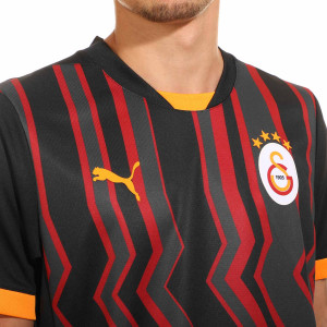 /7/7/779654-03_camiseta-puma-3a-galatasaray-2024-2025-color-negro_3_detalle-cuello-y-escudo.jpg