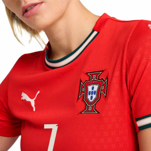 /7/8/780767-01-07R_camiseta-puma-portugal-mujer-ronaldo-25-color-rojo_3_detalle-cuello-y-pecho-con-escudo.jpg