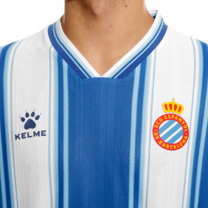 /8/2/8201ZB1001_camiseta-kelme-espanyol-2022-2023-color-blanco-y-azul_3_detalle-cuello-y-pecho-con-escudo.jpg