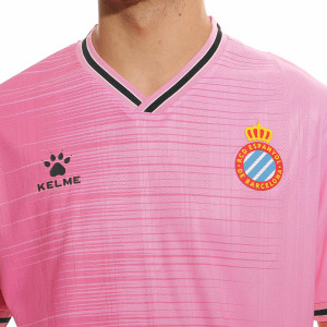 /8/2/8201ZB1003_camiseta-kelme-2a-espanyol-2022-2023-color-rosa_3_detalle-cuello-y-pecho-con-escudo.jpg