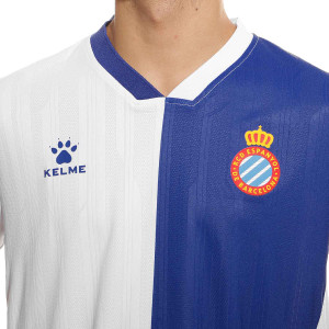 /8/2/8201ZB1004_camiseta-kelme-3a-espanyol-2022-2023-color-azul-y-blanco_3_detalle-cuello-y-pecho-con-escudo.jpg