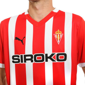 /9/3/939369-01_camiseta-puma-sporting-gijon-2024-2025-color-rojo_3_detalle-cuello-y-pecho-con-escudo.jpg