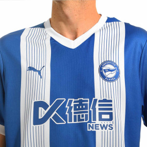 /9/3/939391-01_camiseta-puma-alaves-2024-2025-color-azul-y-blanco_3_detalle-cuello-y-espalda.jpg