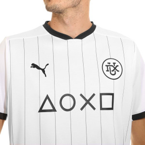 /9/3/939800-01_camiseta-puma-dux-2024-2015-color-negro_3_detalle-cuello-y-pecho-con-escudo.jpg