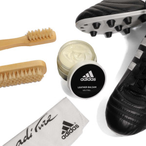/A/D/ADIDASCLEAN_grasa-para-botas-de-futbol-adidas-adipure-set-color-negro_3_aplicacion.jpg