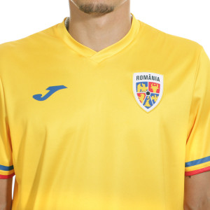 /A/H/AH10601A5101_camiseta-joma-rumania-2023-2024-replica-color-amarillo_3_detalle-cuello-y-pecho-con-escudo.jpg