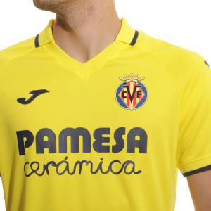 /A/I/AI102943A900-A_camiseta-joma-villarreal-2022-2023-color-amarillo_3_detalle-cuello-y-pecho-con-escudo.jpg
