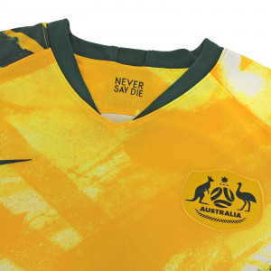 /A/J/AJ4388-397_imagen-de-la-camiseta-de-futbol-mujer-primera-equipacion-seleccion-australia-2019-2020-amarillo-verde_3_detalle-cuello.jpg