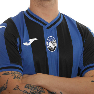 /A/S/AS102268A701_camiseta-joma-atalanta-2022-2023-color-azul_3_cuello-y-escudo.jpg