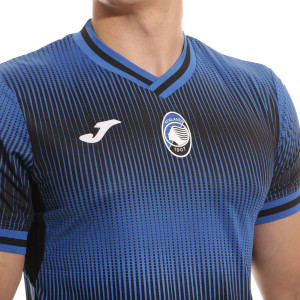 /A/S/AS102268B701_camiseta-joma-atalanta-2022-2023-edicion-limitada-color-azul_3_detalle-cuello-y-pecho-con-escudo.jpg