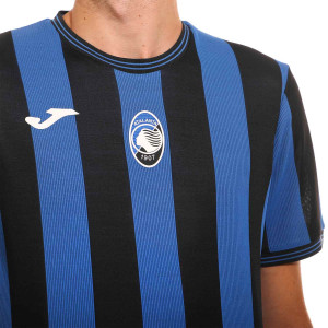 /A/S/AS10601B0101_camiseta-joma-atalanta-2024-2025-color-negro-y-azul_3_detalle-cuello-y-pecho.jpg