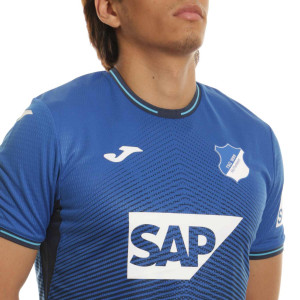 /A/X/AX101851A724_camiseta-joma-hoffenheim-2021-2022-color-azul_3_detalle-cuello-y-pecho-con-escudo.jpg