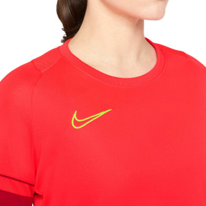 /C/V/CV2627-635_camiseta-nike-dri-fit-academy-21-mujer-color-rojo-y-rosa_3_detalle-cuello-y-pecho.jpg