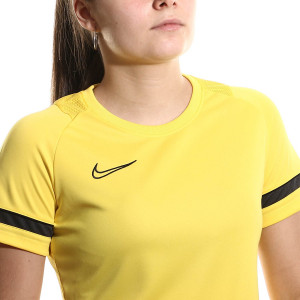 /C/V/CV2627-719_camiseta-color-amarillo-nike-dri-fit-academy-21-mujer_3_detalle-cuello.jpg