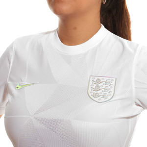 /C/V/CV5751-100_camiseta-nike-inglaterra-mujer-2022-2023-vapor-match-color-blanco_3_detalle-cuello-y-pecho-con-escudo.jpg