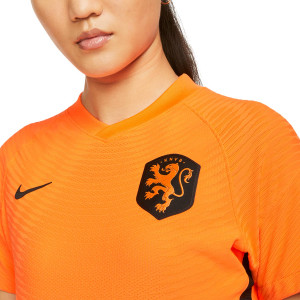 /C/V/CV5755-803_camiseta-nike-holanda-mujer-2022-2023-vapor-match-color-naranja_3_detalle-cuello-y-pecho-con-escudo.jpg