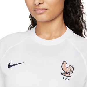 /C/V/CV5761-100_camiseta-nike-2a-francia-mujer-2022-2023-dri-fit-stadium-color-blanco_3_detalle-cuello-y-pecho-con-escudo.jpg