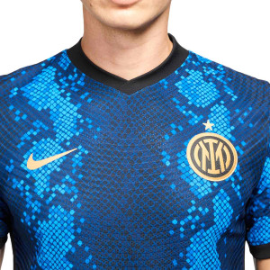 /C/V/CV7849-414_camiseta-nike-inter-2021-2022-dri-fit-adv-match-color-azul-y-negro_3_detalle-cuello-y-pecho-con-escudo.jpg