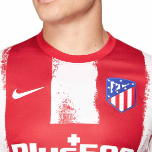 /C/V/CV7883-612-9_camiseta-nike-atletico-suarez-2021-2022-dri-fit-stadium-color-rojo-y-blanco_3_detalle-cuello-y-pecho-con-escudo.jpg