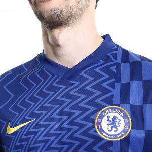 /C/V/CV7889-409-7_camiseta-nike-chelsea-kante-2021-2022-dri-fit-stadium-color-azul_3_detalle-cuello-y-pecho-con-escudo.jpg
