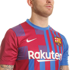 /C/V/CV7891-428-10_camiseta-Nike-Barcelona-2021-2022-Messi-Dri-Fit-Stadium-color-azul-y-rojo_3_detalle-cuello-y-pecho-con-escudo.jpg
