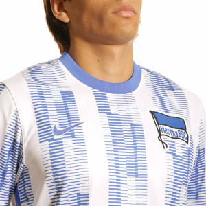 /C/V/CV7898-101_camiseta-nike-hertha-berlin-2021-2022-dri-fit-stadium-color-blanco-y-azul_3_detalle-cuello-y-pecho-con-escudo.jpg