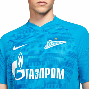 /C/V/CV7924-447_camiseta-nike-zenit-2021-2022-dri-fit-stadium-color-azul_3_detalle-cuello-y-pecho-con-escudo.jpg