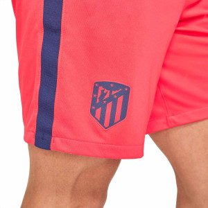 /C/V/CV8140-644_pantalon-corto-nike-2a-atletico-2021-2022-dri-fit-stadium-color-rosa_3_detalle-escudo.jpg
