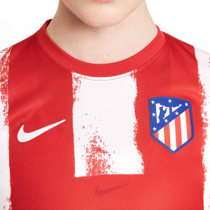 /C/V/CV8174-611_camiseta-nike-atletico-2021-2022-mujer-dri-fit-stadium-color-rojo-y-blanco_3_detalle-cuello-y-pecho-con-escudo.jpg