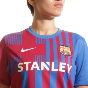 /C/V/CV8182-429_camiseta-nike-barcelona-femenino-2021-2022-dri-fit-stadium-color-azul-y-rojo_3_detalle-cuello-y-pecho-con-escudo.jpg
