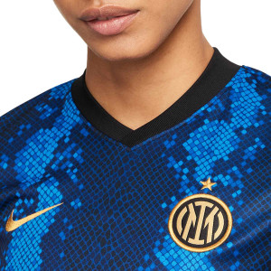 /C/V/CV8186-414_camiseta-nike-inter-mujer-2021-2022-dri-fit-stadium-color-azul-y-negro_3_detalle-cuello-y-pecho-con-escudo.jpg