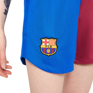 /C/V/CV8200-427_pantalon-corto-color-azul-y-rojo-nike-barcelona-2021-2022-mujer-dri-fit-stadium_3_detalle-escudo.jpg