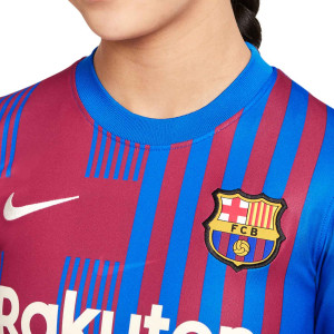 /C/V/CV8222-428_camiseta-color-azul-y-rojo-nike-barcelona-2021-2022-nino-dri-fit-stadium_3_detalle-cuello-y-pecho-con-escudo.jpg