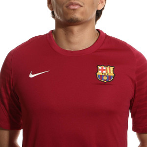 /C/W/CW1845-621_camiseta-color-rojo-nike-barcelona-entrenamiento-dri-fit-strike_3_detalle-cuello-y-pecho.jpg