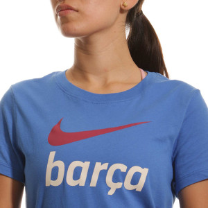 /C/W/CW4048-403_camiseta-nike-barcelona-mujer-swoosh-club-color-azul_3_detalle-cuello-y-pecho.jpg