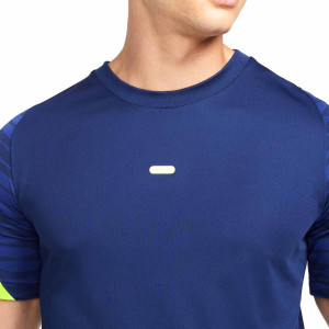 /C/W/CW5843-492_camiseta-nike-dri-fit-strike-21-color-azul_3_detalle-cuello-y-pecho.jpg