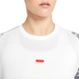 /C/W/CW6091-101_camiseta-nike-dri-fit-strike-21-mujer-color-blanco_3_detalle-cuello-y-pecho.jpg