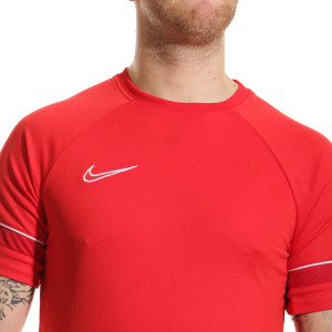 /C/W/CW6101-657_camiseta-nike-dri-fit-academy-21-color-rojo_3_detalle-cuello-y-pecho.jpg