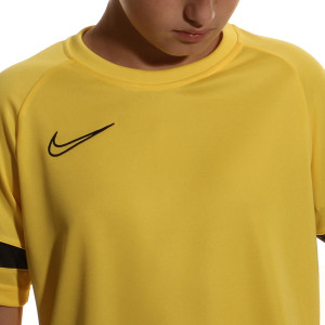 /C/W/CW6103-719_camiseta-nike-dri-fit-academy-21-nino-color-amarillo_3_detalle-cuello-y-pecho.jpg